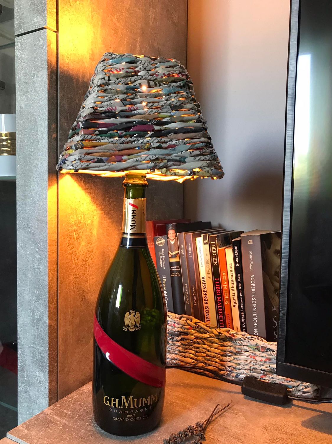 Lampada Bottiglia Eco-Friendly con Paralume in Carta Riciclata Intrecciata