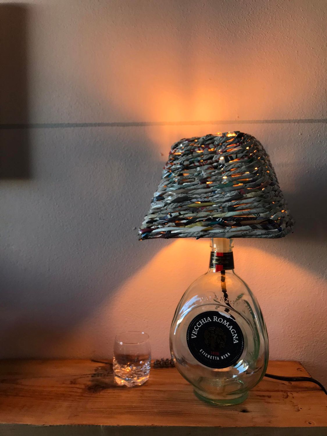 Lampada Bottiglia Eco-Friendly con Paralume in Carta Riciclata Intrecciata