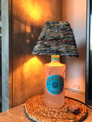 Lampada Bottiglia Eco-Friendly con Paralume in Carta Riciclata Intrecciata
