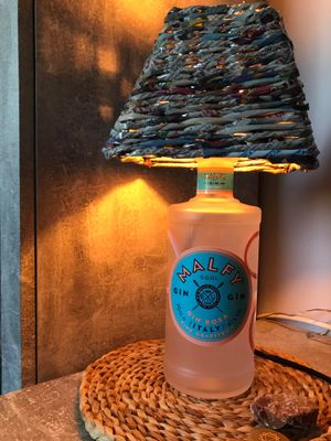 Lampada Bottiglia Eco-Friendly con Paralume in Carta Riciclata Intrecciata