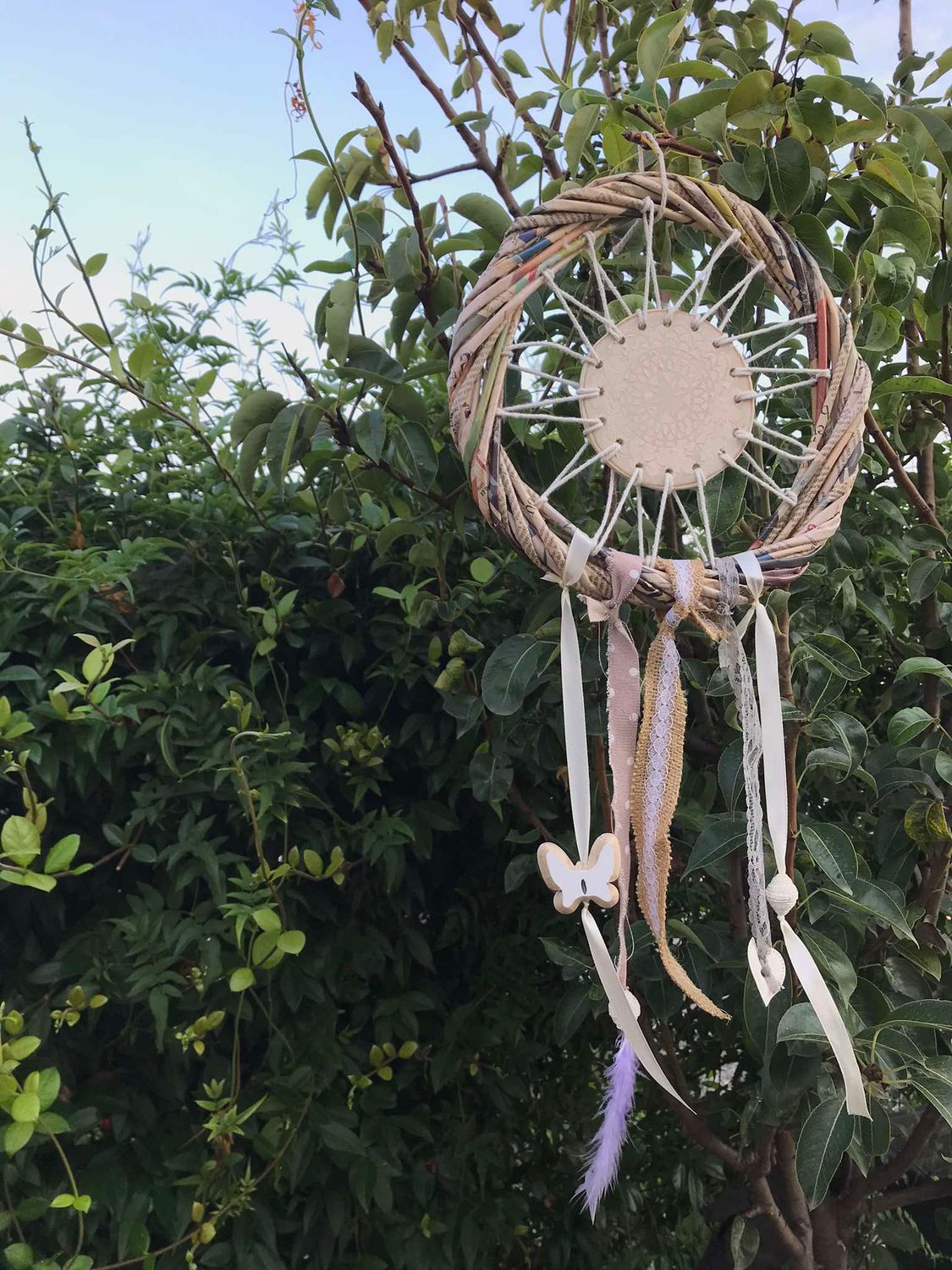 Acchiappasogni Artigianale con Mandala in Decoupage e Decorazioni in Tessuto, Infuso con Energia Reiki