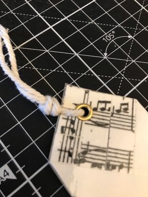 Segnalibro Artigianale in Carta intrecciata con note musicali, plastificato e resistente con occhiello dorato e cordino in cotone