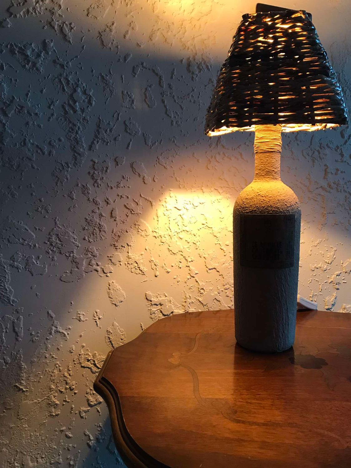 Lampada Bottiglia Artigianale in Cemento con Paralume in Carta Riciclata