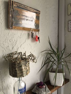 Appendichiavi artigianale con frase ispirazionale e cornice in carta riciclata – Design unico