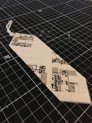 Segnalibro Artigianale in Carta intrecciata con note musicali, plastificato e resistente con occhiello dorato e cordino in cotone Segnalibro Artigianale in Carta intrecciata con note musicali, plastificato e resistente con occhiello dorato e cordino in cotone