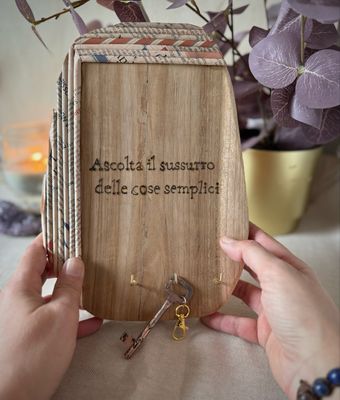 Appendichiavi artigianale con frase pirografata – legno e carta riciclata Appendichiavi artigianale con frase pirografata – legno e carta riciclata