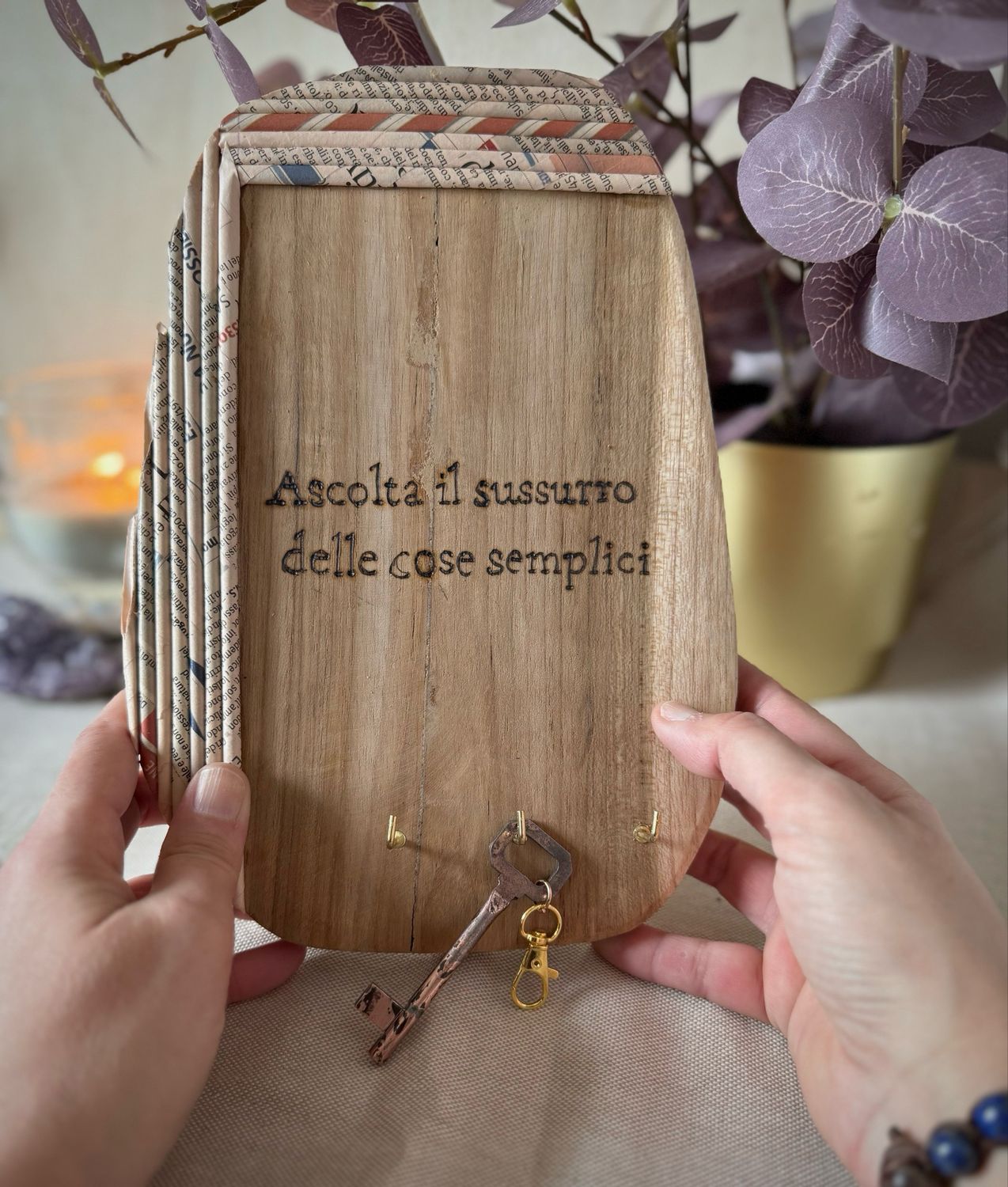 Appendichiavi artigianale con frase pirografata – legno e carta riciclata Appendichiavi artigianale con frase pirografata – legno e carta riciclata