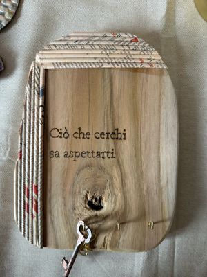 Appendichiavi artigianale con frase pirografata – legno e carta riciclata