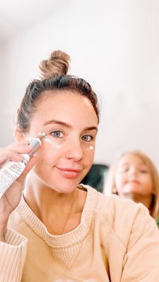 Vibrating Eye Tool With Complex Eye Cream