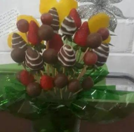 Arreglo frutal con chocolate