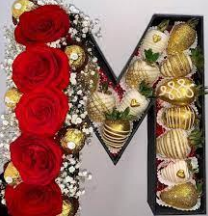 Arreglos frutales letras con flores y fresas