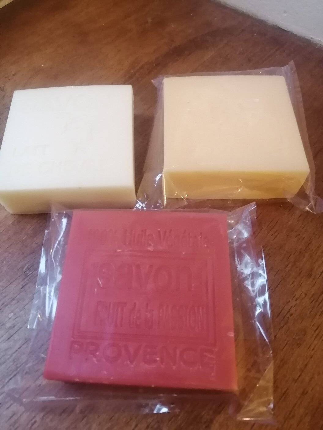 Savon Au Lait De Chèvre 100g ( en haut à gauche)