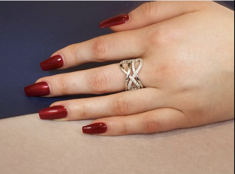 Ein handschmeichler unser Never Ending Ring 925/- Sterling Silber rhodiniert mit hochwertigen weißen Zirkoniasteinchen. Zeitlos und modern.