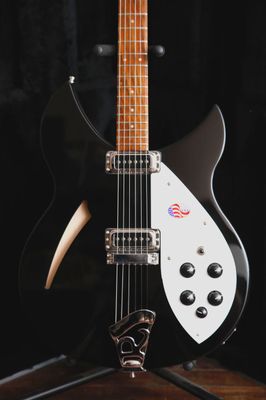 Rickenbacker Semi acoustic Jetglo 330 BK+WH (NOS Mint Condition)