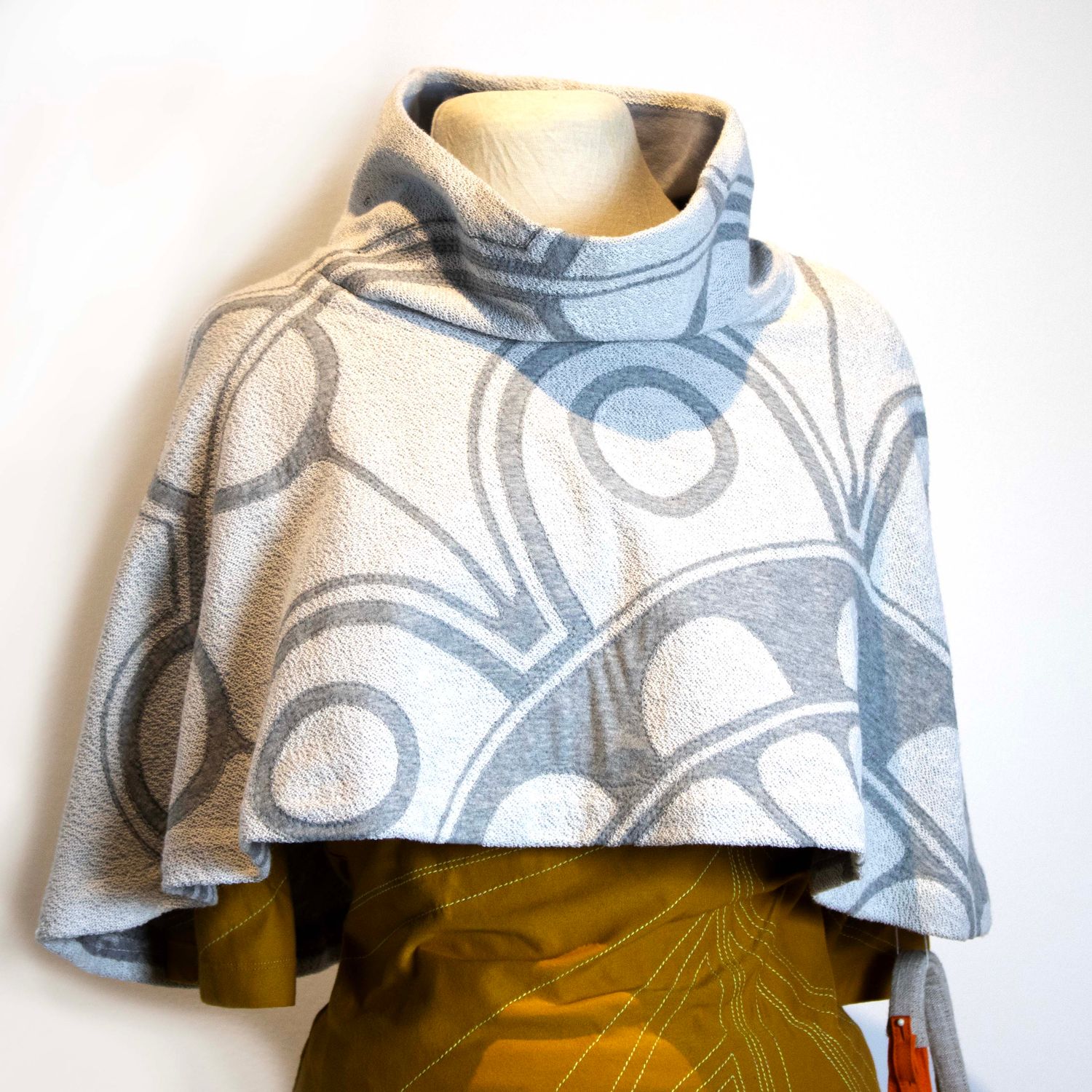 Dome Capelet in Grey, cape SHER159