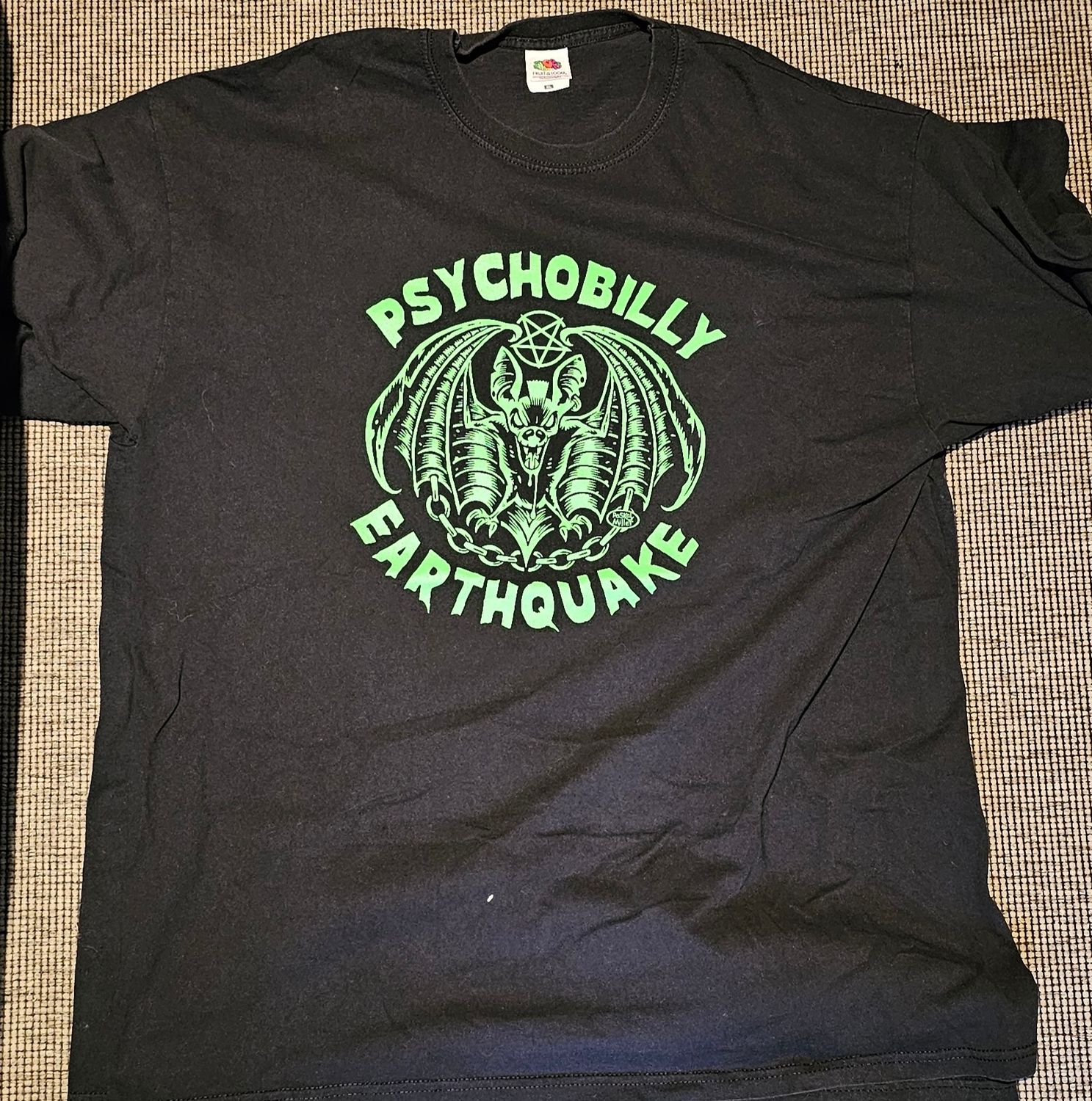 T-SHIRT - USED - PSYCHOBILLY EARTHQUAKE BAT GREEN - MEN SIZE &quot;XL&quot;