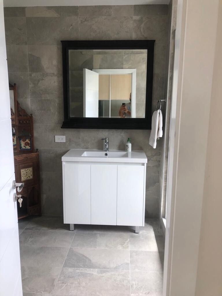 Vanity AQ900
