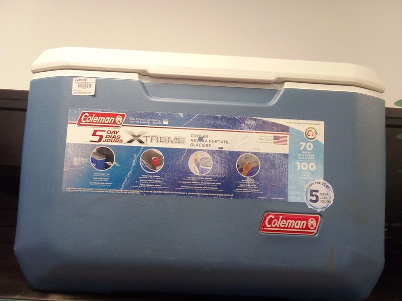 COLEMAN 66.2L COOLER BOX BLUE
