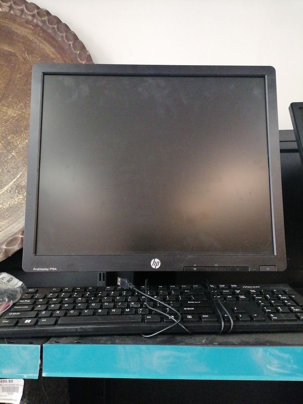 HP19 INCH MONITOR WITH KEYBOARD