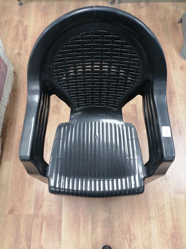 PLASTIC TABLE WITH 4 CHAIRS