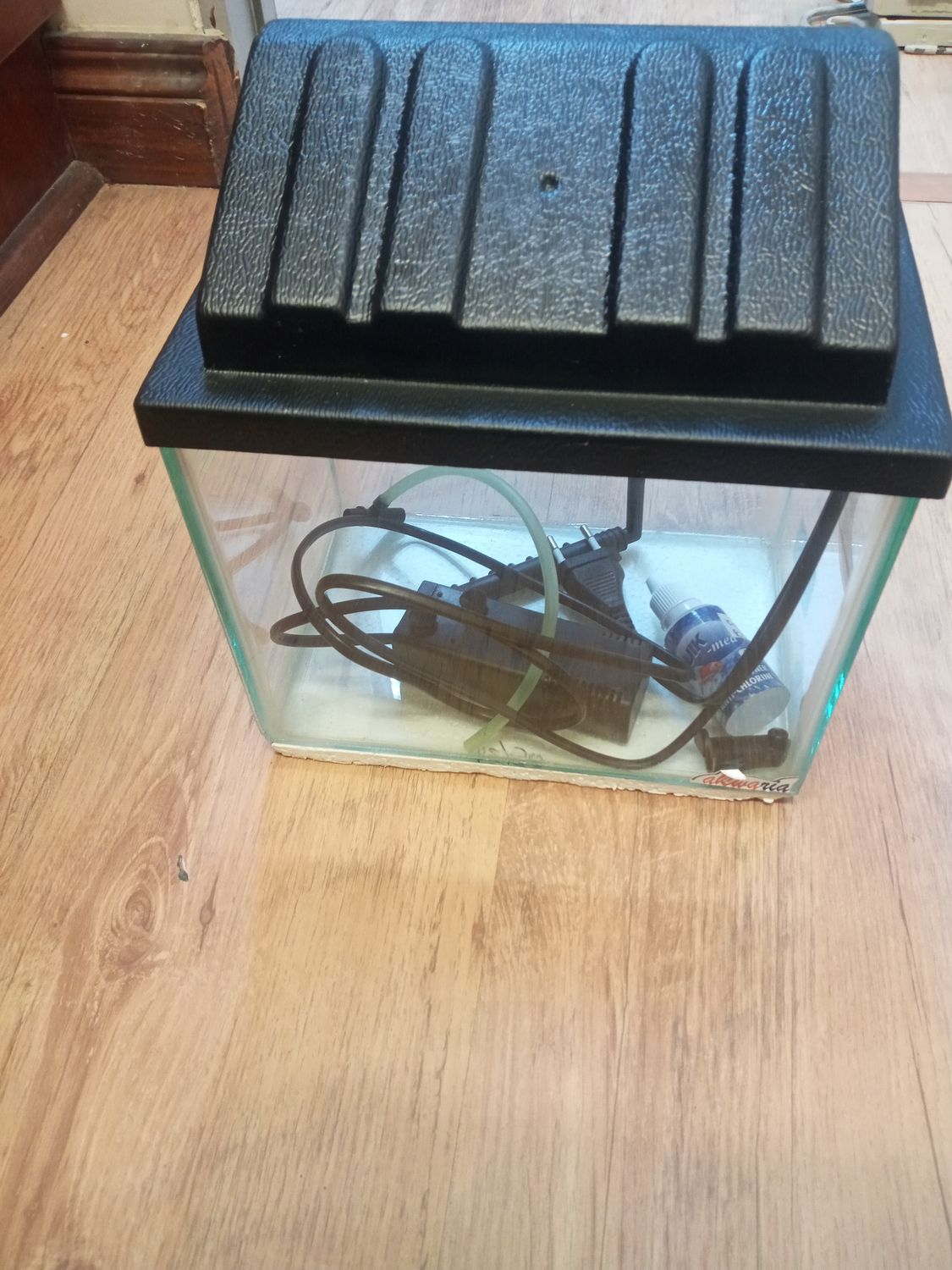 SMALL FISHING TANK WITH ACCESSORIES