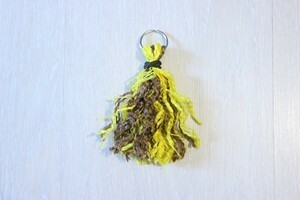 Porte-cléfs - Pompon brun &amp; jaune