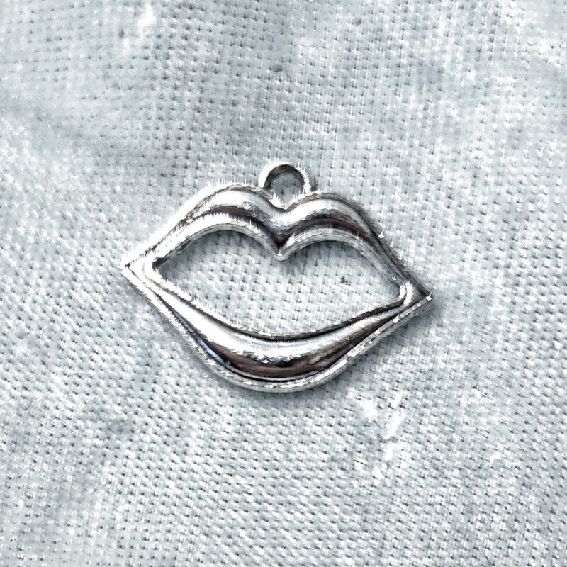 Silver Lips Charm