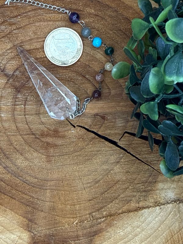 Bergkristall mit Chakrenfarben