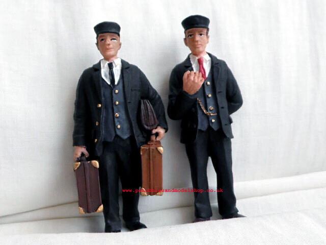 Bachmann 22177  Stationmaster and Porter