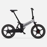 Descubre el Gocycle G4i+ Edición Especial Aluminium Brushed, una bicicleta eléctrica plegable que combina estilo y rendimiento. Este modelo exclusivo está diseñado para los amantes de la tecnología y el diseño, ofreciendo un viaje suave y un confort óptimo. Gracias a su diseño plegable, el Gocycle G4i+ Aluminium Brushed es fácil de transportar y almacenar, perfecto para su uso en la ciudad.