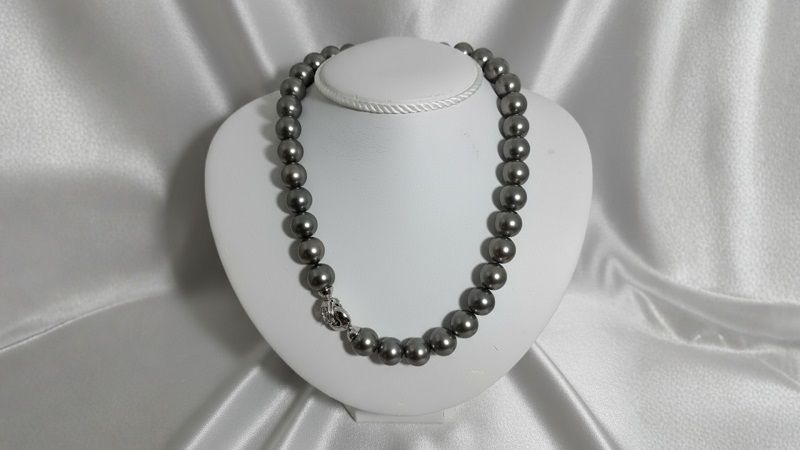 Collana di perle Tahiti con chiusura oro bianco e diamanti - CARAVECCHIA Collana di perle Tahiti con chiusura oro bianco e diamanti - CARAVECCHIA