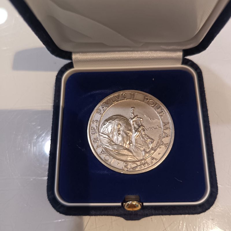 Medaglia commemorativa di Papa Giovanni Paolo II, emessa in occasione del Giubileo del 2000 in argento 925 - ROSAS Medaglia commemorativa di Papa Giovanni Paolo II, emessa in occasione del Giubileo del 2000 in argento 925 - ROSAS