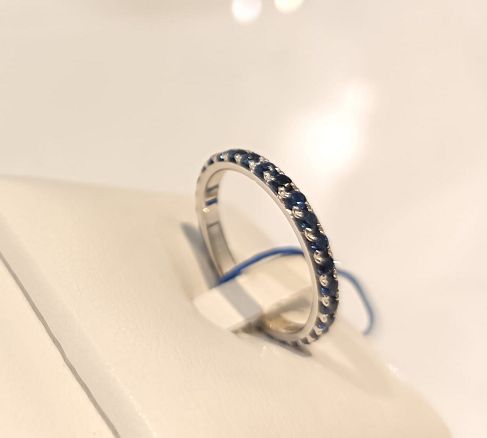 Anello fedina eternity (tutto giro) in oro bianco 18 kt e zaffiri - CHIMENTO.