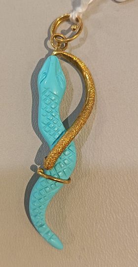Ciondolo in pasta di turchese e oro 18 kt, serpente - CARAVECCHIA Ciondolo in pasta di turchese e oro 18 kt, serpente - CARAVECCHIA
