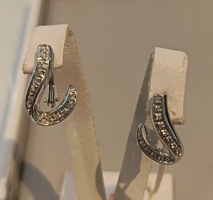 Orecchini in oro bianco 18 kt e diamanti - NIMEI Orecchini in oro bianco 18 kt e diamanti - NIMEI