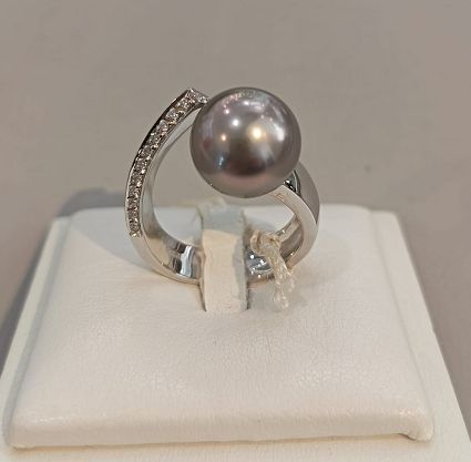 Anello in oro bianco 18 kt, perla Tahiti e diamanti - NIMEI Anello in oro bianco 18 kt, perla Tahiti e diamanti - NIMEI