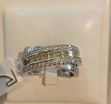 Anello in oro bianco 18 kt , diamanti bianchi e diamanti gialli - NIMEI Anello in oro bianco 18 kt , diamanti bianchi e diamanti gialli - NIMEI