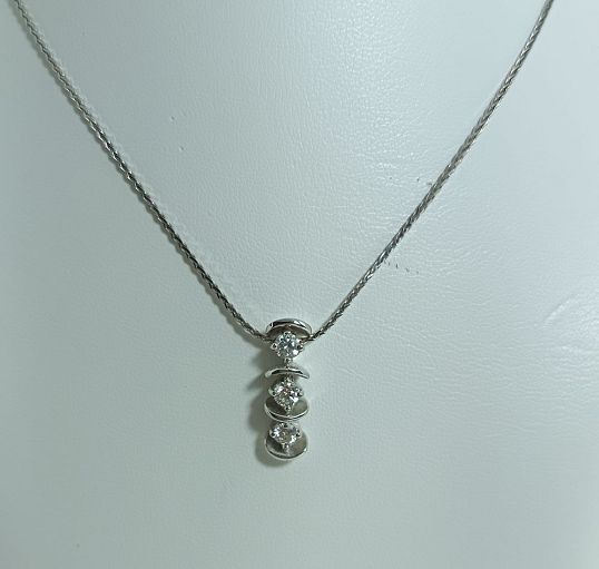 Collana Trilogy in oro bianco 18 kt e diamanti - DONNA ORO Collana Trilogy in oro bianco 18 kt e diamanti - DONNA ORO