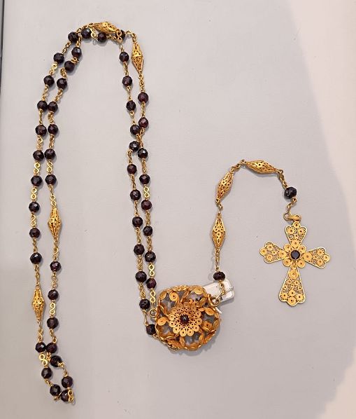 Rosario Collana in filigrana oro 18 kt e granate - ROSAS Rosario Collana in filigrana oro 18 kt e granate - ROSAS