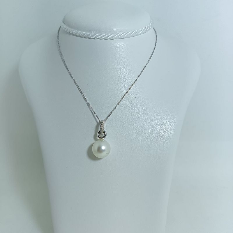 Collana in oro bianco 18 kt, diamanti e perla australiana - NIMEI Collana in oro bianco 18 kt, diamanti e perla australiana - NIMEI