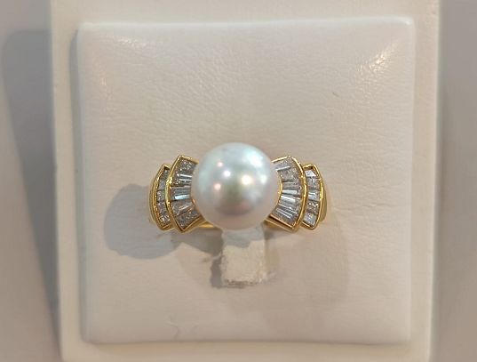 Anello in oro giallo 18 kt, diamanti baguette e perla - ARZANI Anello in oro giallo 18 kt, diamanti baguette e perla - ARZANI