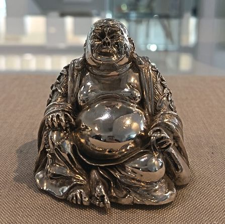 ​Scultura Buddha Anziano in Resina ricoperta da Laminato Argento piccolo - ROSAS