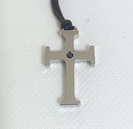 ​Pendente a forma di croce con diamante nero - REBECCA