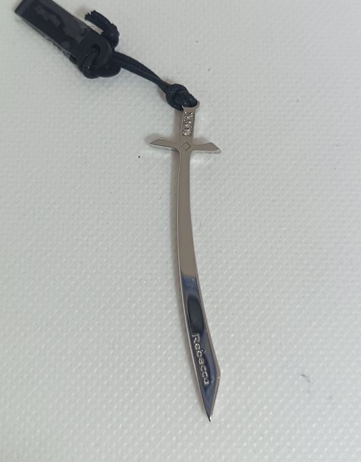 ​Pendente a forma di spada in acciaio con diamanti - REBECCA