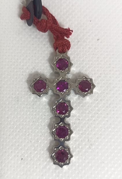 Pendente a forma di croce con pietre viola/bordeaux - REBECCA