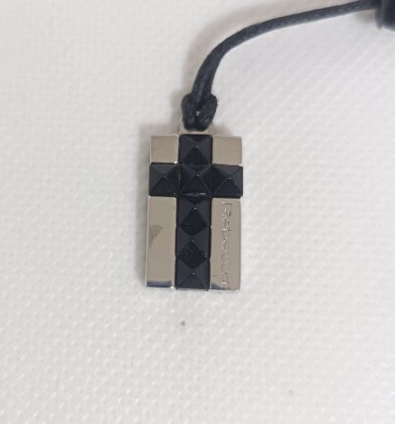 ​​Pendente a forma di croce con pietre onice nero sopra una piastra in acciaio - REBECCA