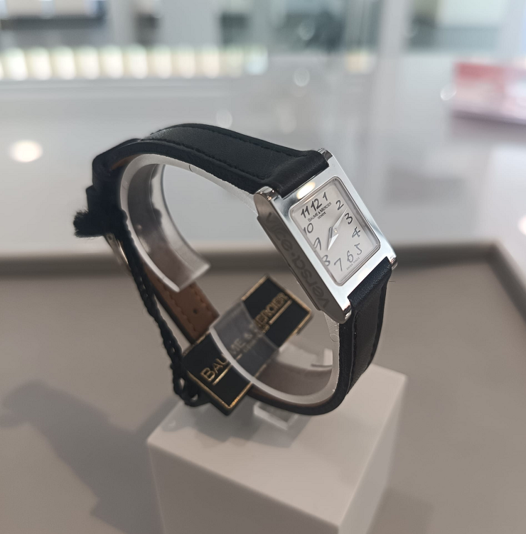 Orologio modello Vice Versa con cassa in acciaio e cinturino in pelle nera - BAUME & MERCIER