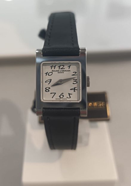 Orologio modello Vice Versa con cassa in acciaio e cinturino in pelle nera - BAUME & MERCIER Orologio modello Vice Versa con cassa in acciaio e cinturino in pelle nera - BAUME & MERCIER