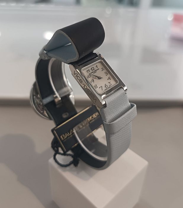 Orologio modello Vice Versa con cassa in acciaio e cinturino in pelle celeste chiaro - BAUME & MERCIER Orologio modello Vice Versa con cassa in acciaio e cinturino in pelle celeste chiaro - BAUME & MERCIER