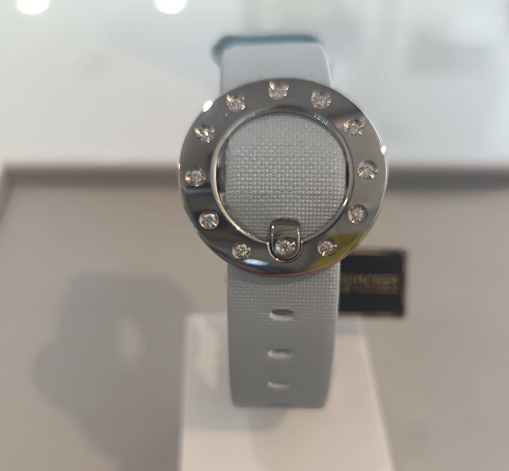 ​Orologio modello Vice Versa con cassa in acciaio e cinturino in pelle celeste chiaro - BAUME & MERCIER